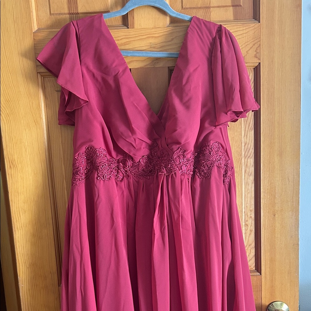 Chic Mauve Maxi Dress with Lace Accents